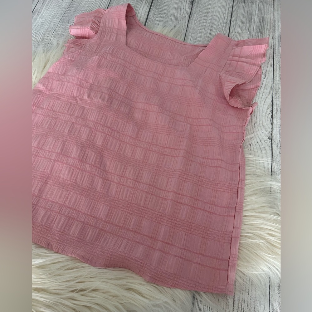 🛍️** NWOT LADIES FLUTTER SLEEVE TOP